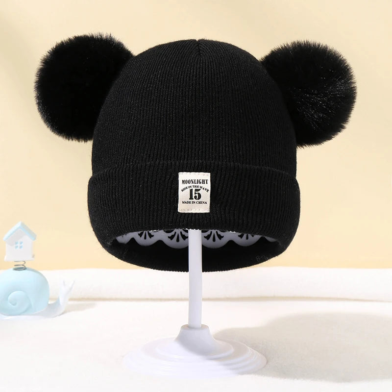 Bonnet bébé tricoté chaud avec pompon