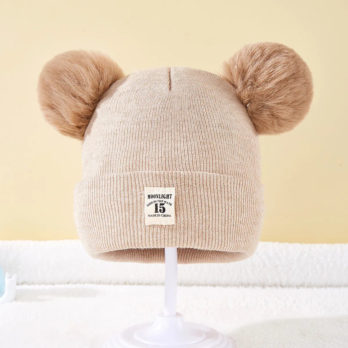 Bonnet bébé tricoté chaud avec pompon