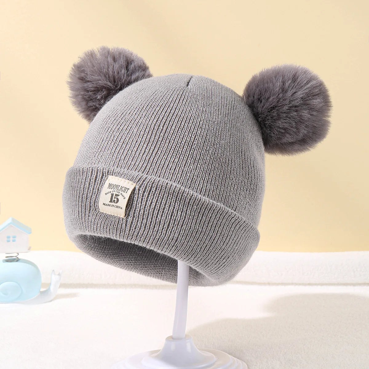 Bonnet bébé tricoté chaud avec pompon